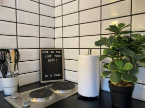 Modern Studio Apartment at Bains Lodge, close to N1, FREE WIFI, Aircon, SMART TV